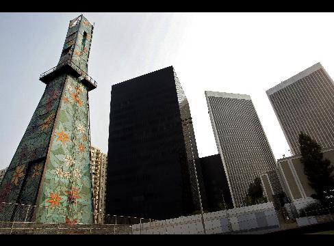 beverly_hills_high_oil_well.jpg