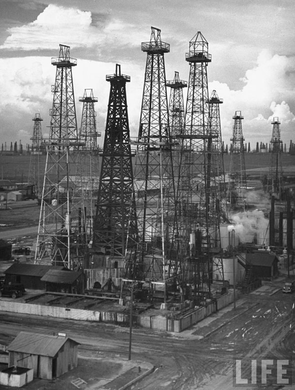 los_angeles_oil_wells_1937.jpg