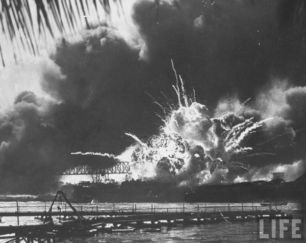 pearl_harbor_attack_uss_shaw_1941.jpg